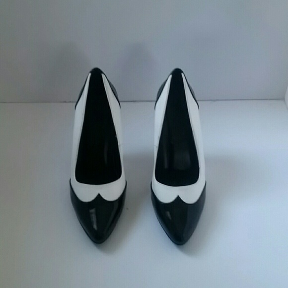 Black and white dagger heels. - Picture 1 of 3